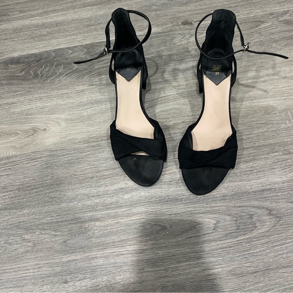 Low heel open toe, can still look amazing with style with out the foot fatigue ✨ - Picture 2 of 3